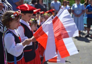 „Biało-czerwona łączy pokolenia”. Obchody Dnia Flagi w Koszalinie [FOTO]