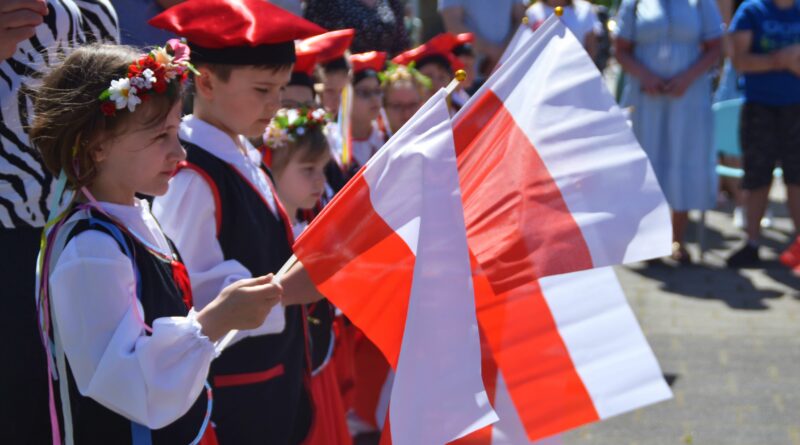 „Biało-czerwona łączy pokolenia”. Obchody Dnia Flagi w Koszalinie [FOTO]